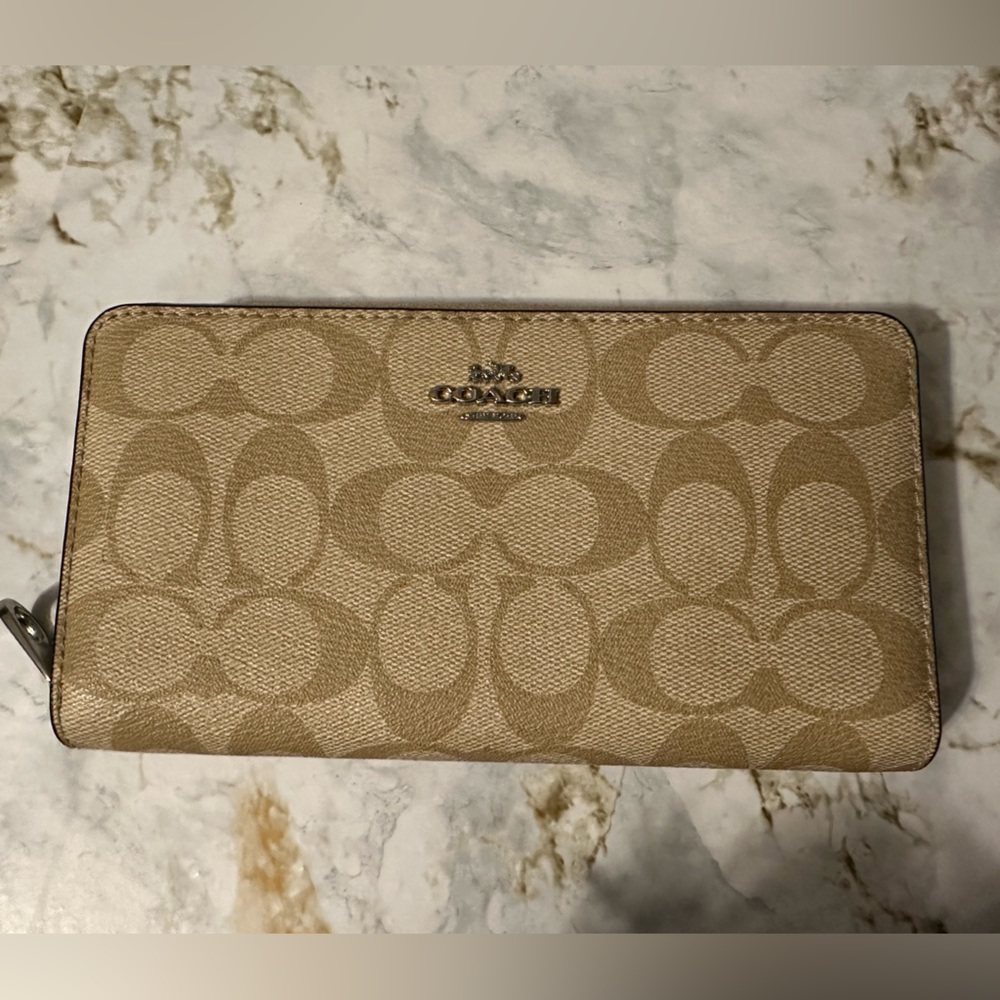 Authentic***** Zip Coach Wallet